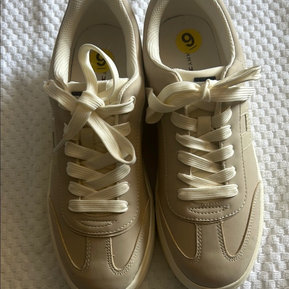 Chic Cream Lace-Up Sneakers - Picture 5 of 8